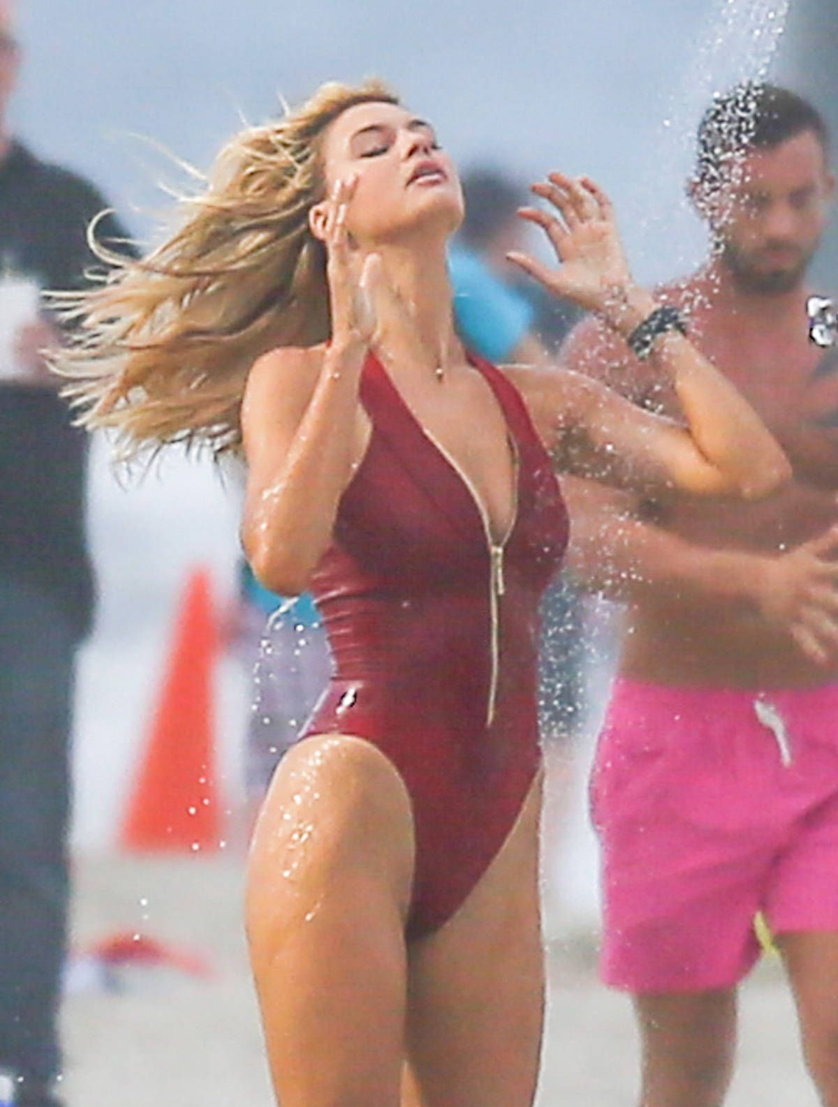 Kelly Rohrbach, a nova Pamela Anderson, toma chuveirada sensual em praia –  R7 Entretenimento