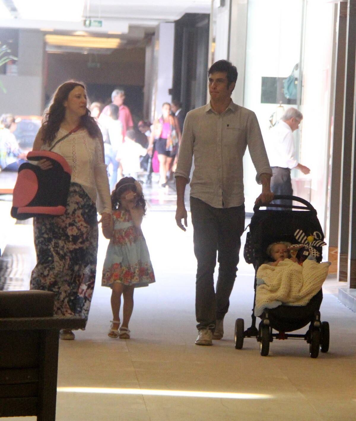 Paizão! Mateus Solano passeia sorridente com filho caçula no colo – R7  Entretenimento