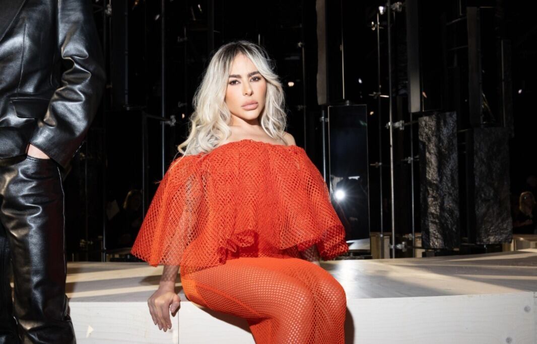 Juliana Herc deslumbra na Paris Fashion Week com look icônico da