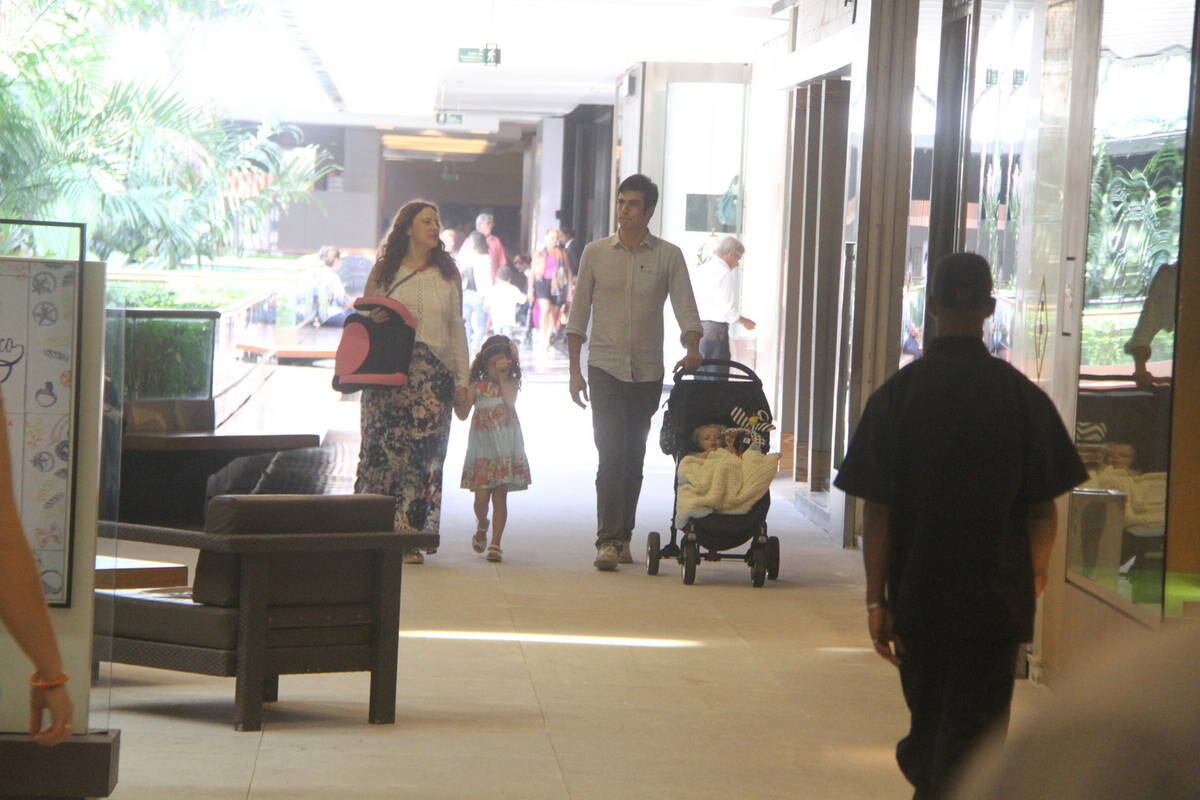 Paizão! Mateus Solano passeia sorridente com filho caçula no colo – R7  Entretenimento