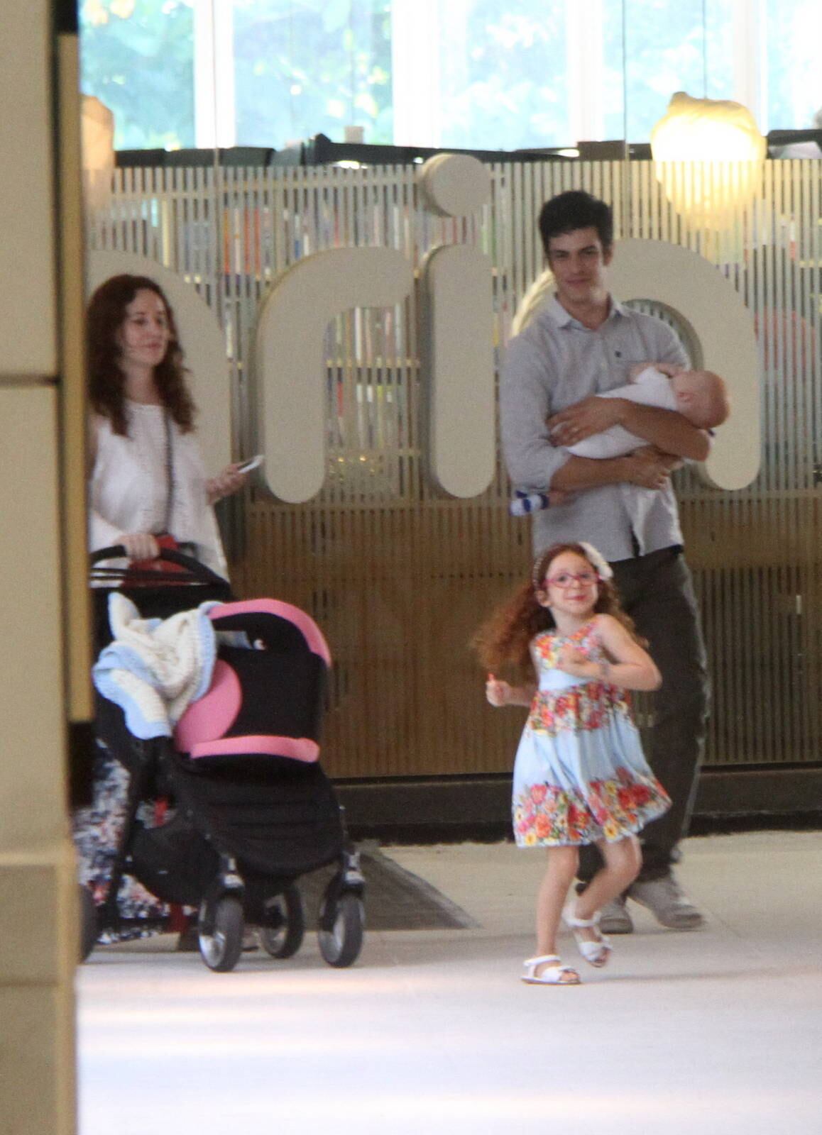 Paizão! Mateus Solano passeia sorridente com filho caçula no colo – R7  Entretenimento