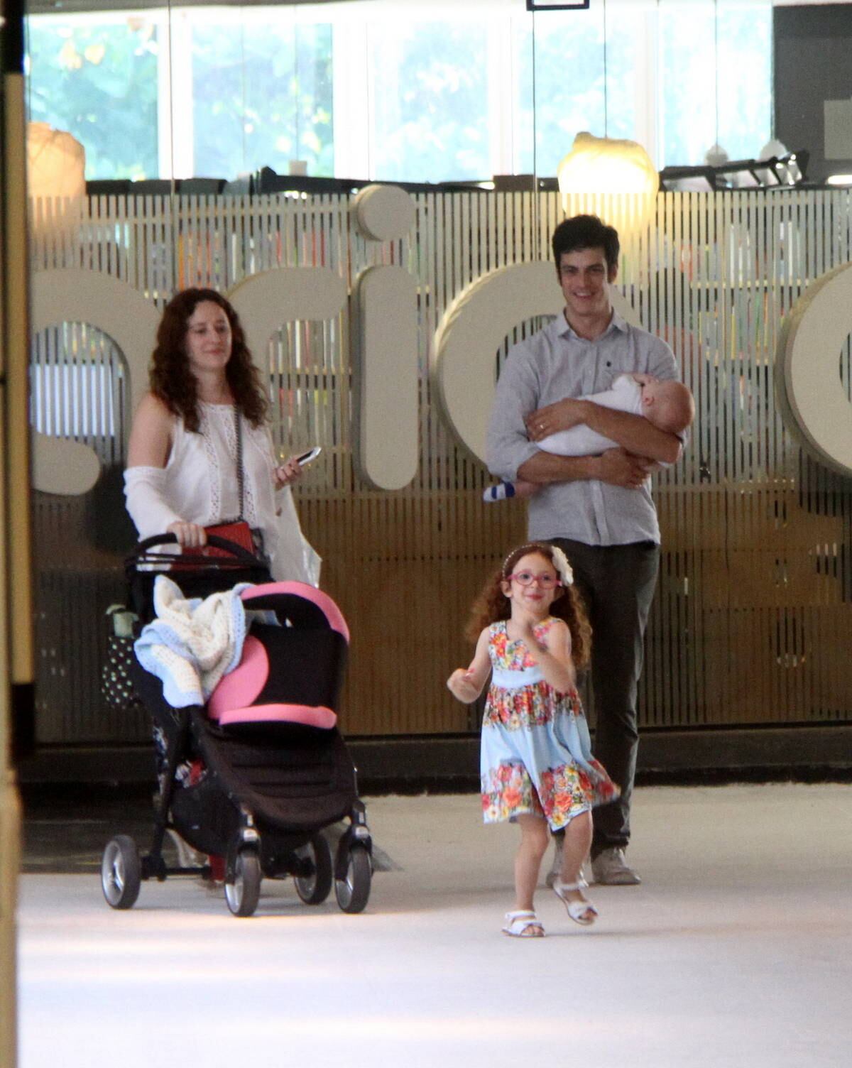 Paizão! Mateus Solano passeia sorridente com filho caçula no colo – R7  Entretenimento